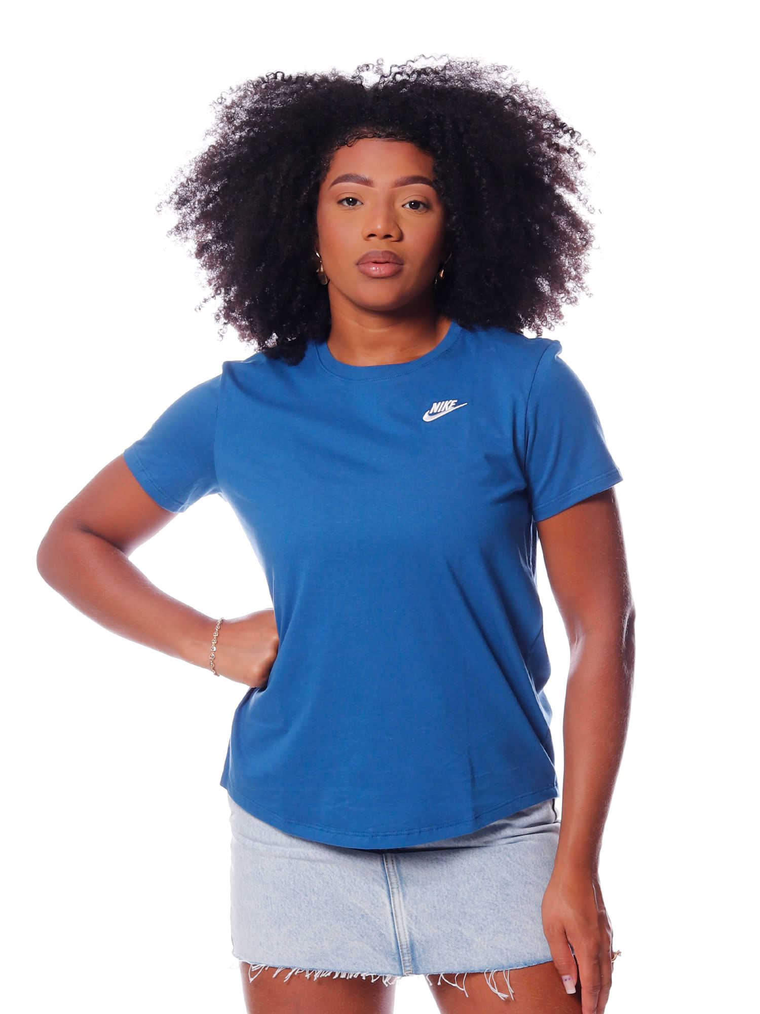 Camiseta-nike-sportswear-club-essentials-Azul